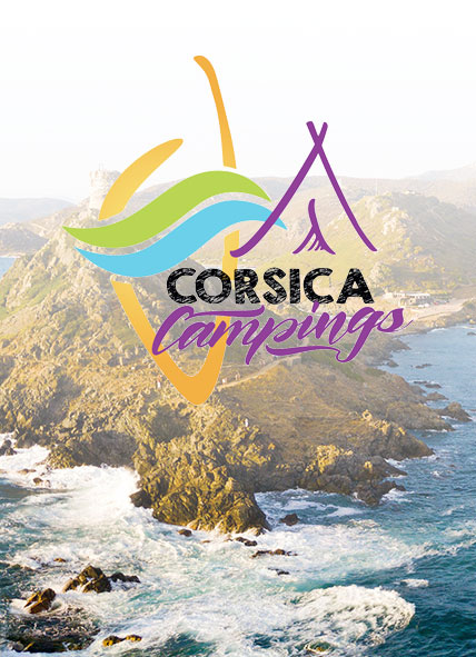 Un magnifique paysage de Corse mettant en valeur la beauté naturelle des montagnes et de la mer, avec le logo de "Corsica Campings", symbolisant l'invitation à vivre une expérience immersive en camping dans cet environnement sauvage et apaisant.