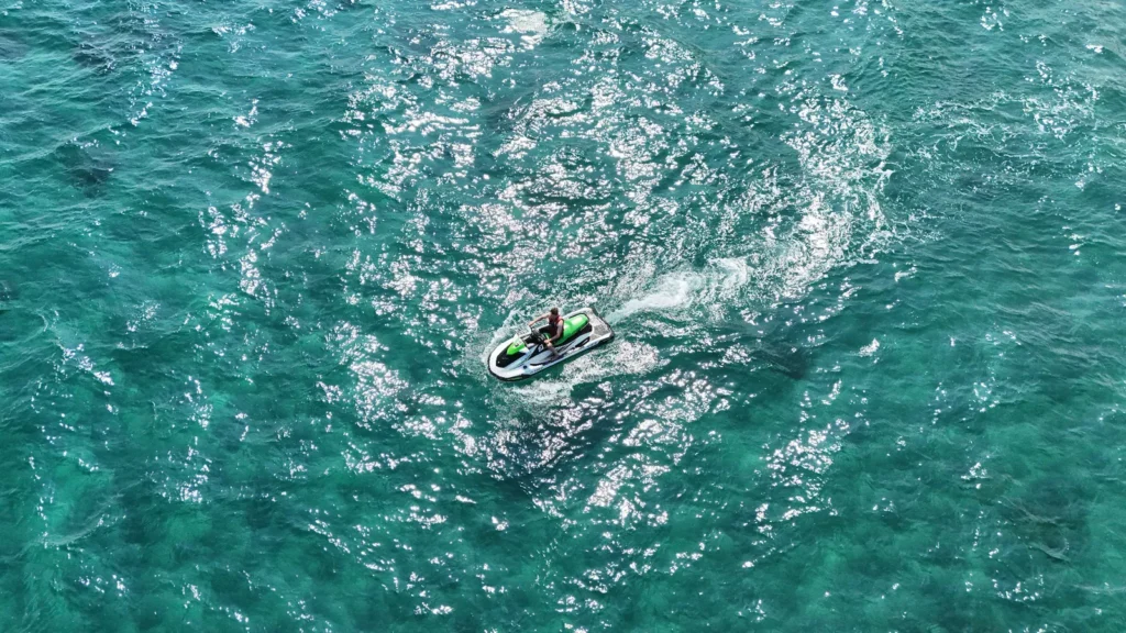 Jet ski sur mer cristalline - sport nautique en Corse
